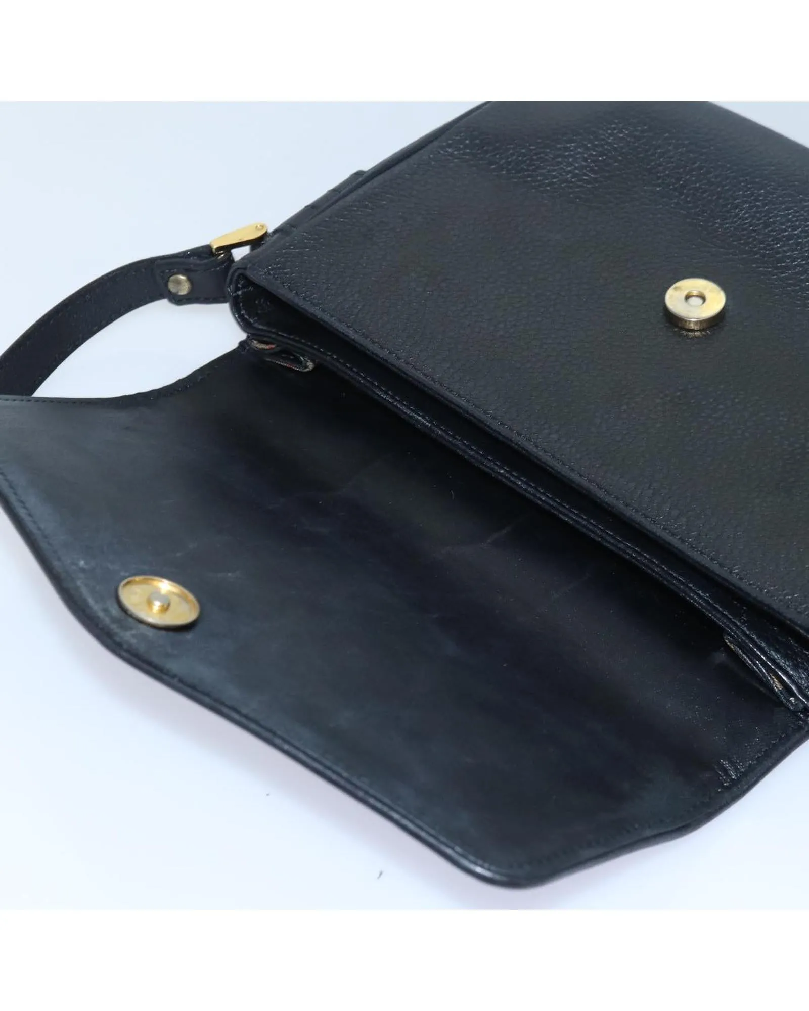 Leather Shoulder Bag with Adjustable Strap and Classic Design